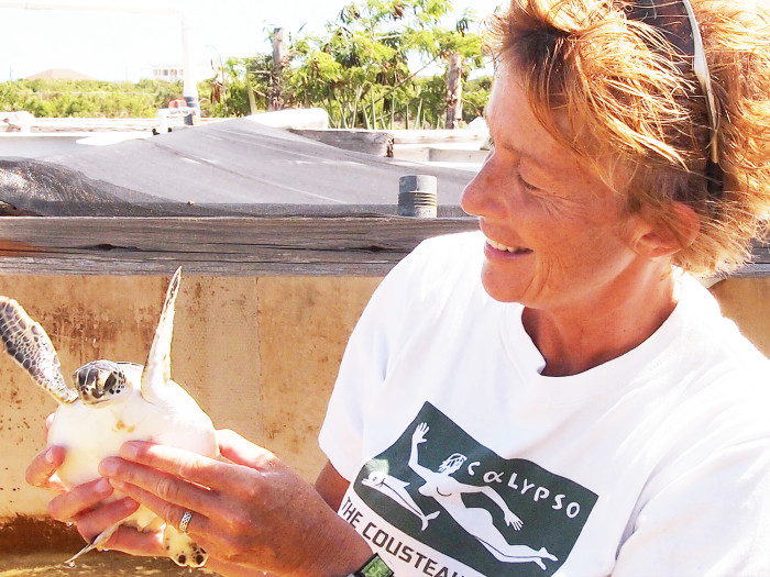 Cunningham with one of 7 sea turtles rehabilitated by Eiglys Trejo / Photo: Eiglys Trejo